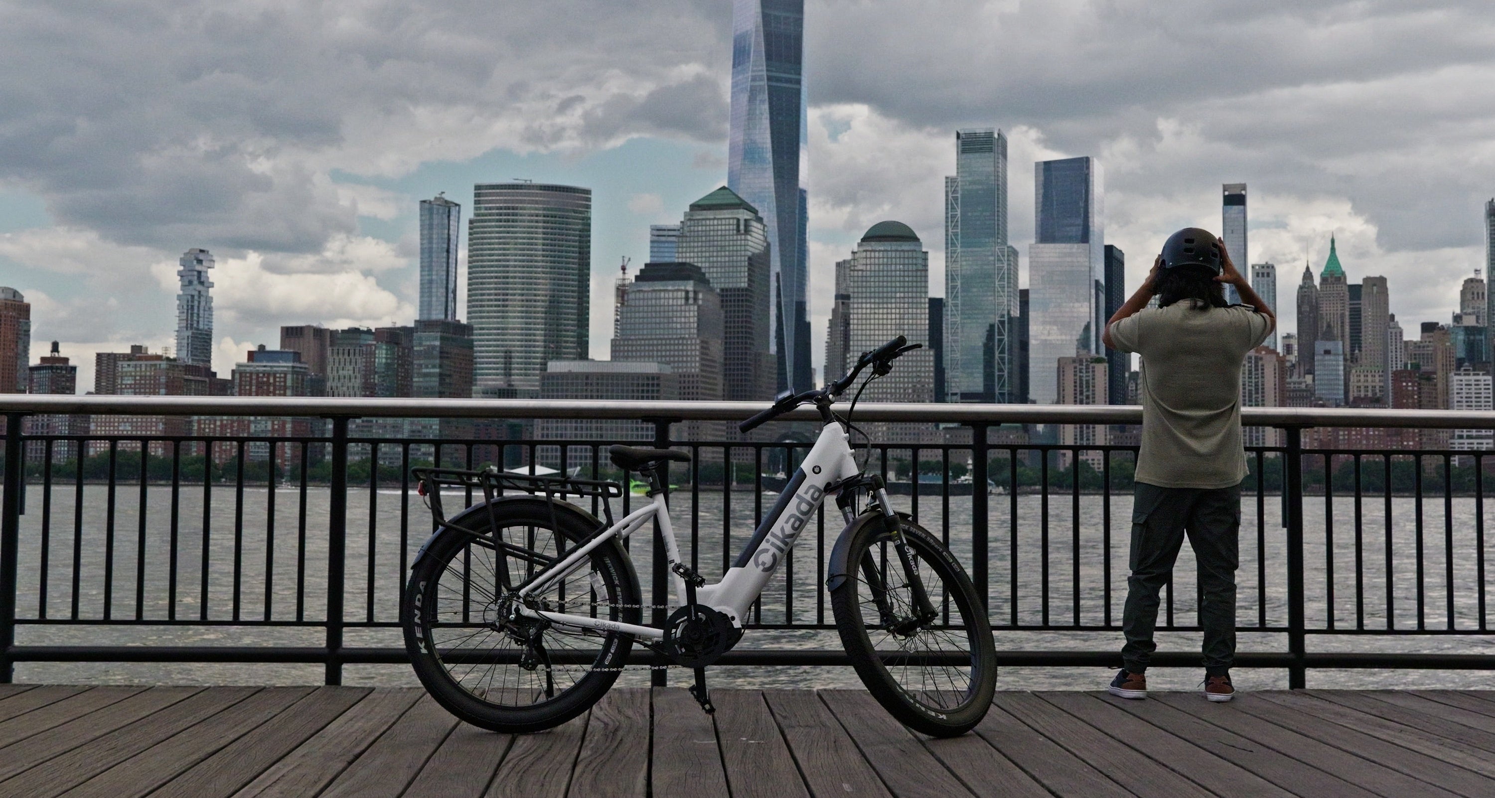 A man standing next to the Hudson River in New York with his Cikada e-bike.