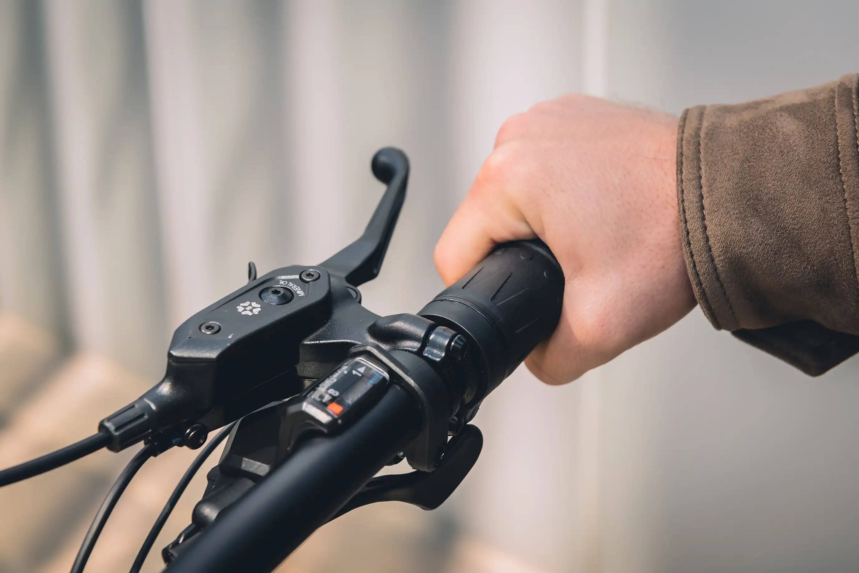 man holds cikada handle